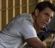 Tom Cruise debruçado em Top Gun: Maverick