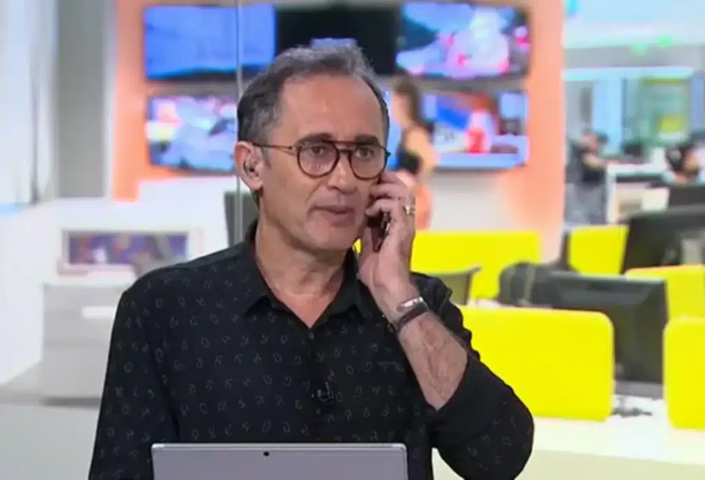 Marcelo Barreto, apresentador do Redação Sportv, ao atender ligação de golpista<br />Reprodução Sportv