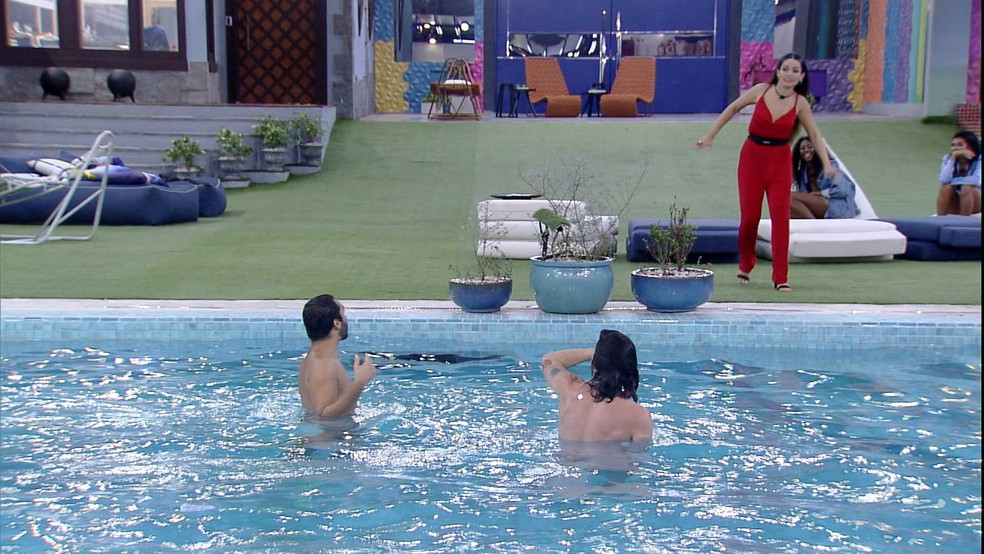 BBB 21: Gilberto e Fiuk pulam na piscina para comemorar volta do paredão Imagem: Reprodução/Globoplay