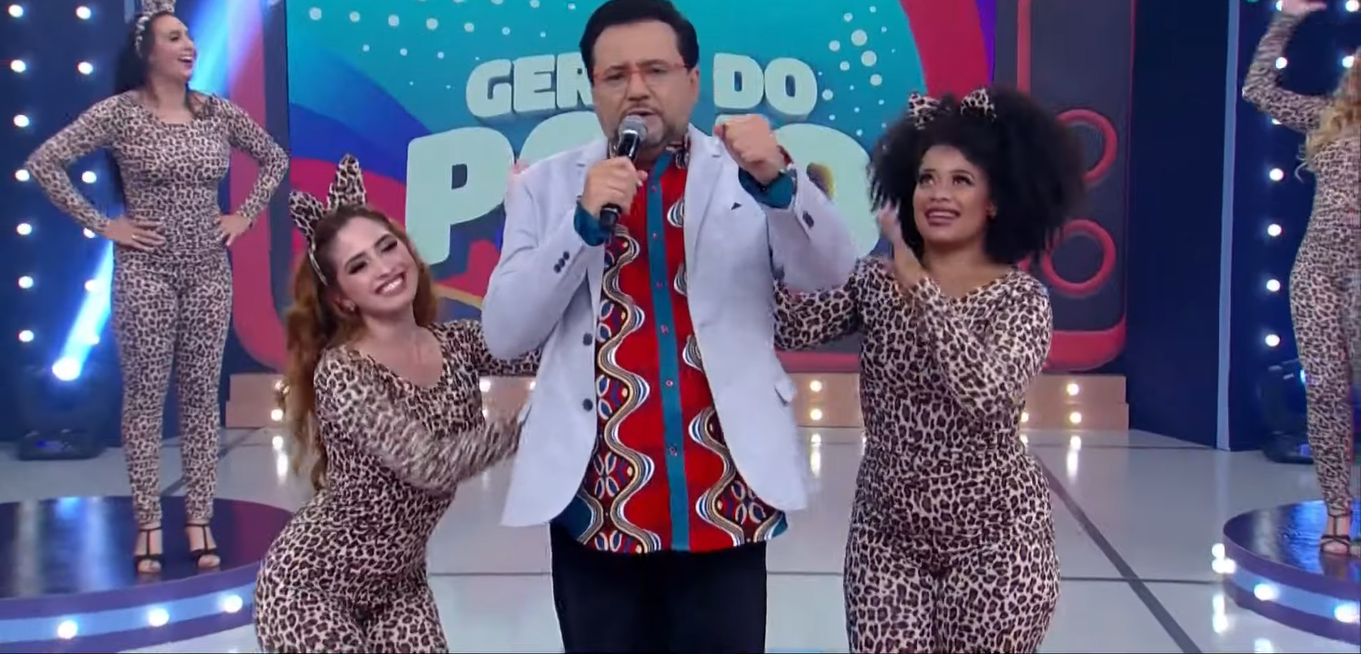 O apresentador Geraldo Luís comanda o programa Geral do Povo, aos domingos pela RedeTV, ao vivo (Créditos: Reprodução)